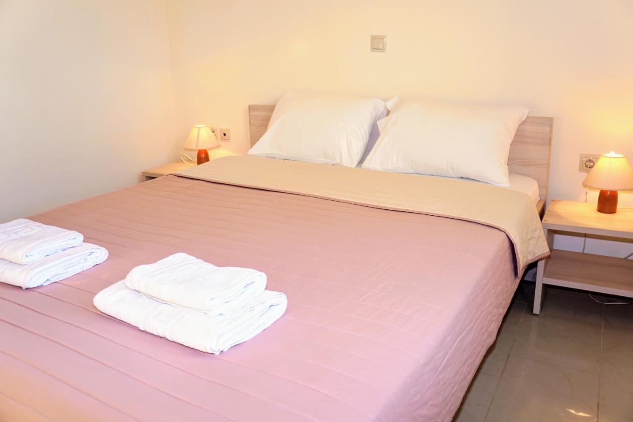 Olive Tree Hillside Apartment สตาโลส ภายนอก รูปภาพ