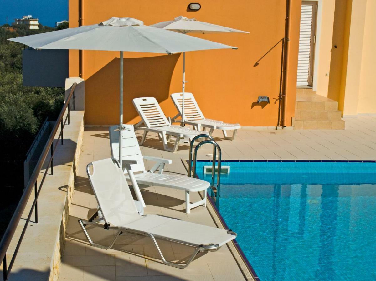 Olive Tree Hillside Apartment สตาโลส ภายนอก รูปภาพ